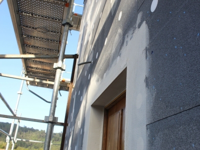 ITE et profilé d'angle PVC entoilé et réalisation des renforts aux angles de porte collés avec l'enduit de base.JPG