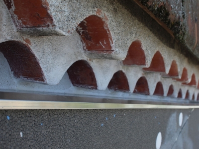 ITE et profilé de couronnement alu et mastic sur fond de joint.JPG