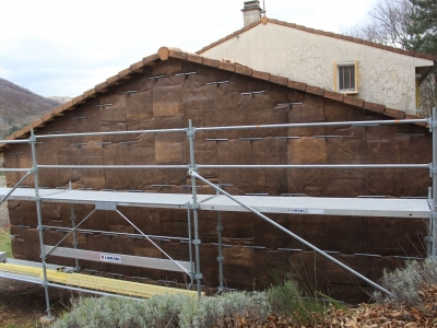 Laine Smartfaçade avec liant à base végétale ECOSE Technology, naturellement brune, SARL CHAGNOL VINCENT charpentier à Aubenas ECO Artisan QUALIBAT RGE pour l'isolation des murs sous bardage.JPG