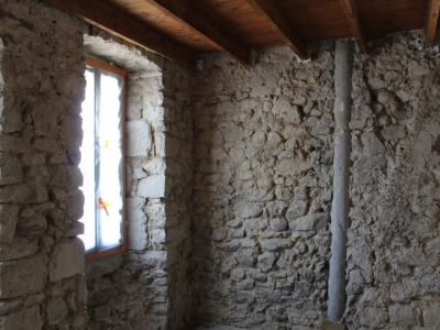 Maçonnerie ancienne de pierres, dépoussiérée avant la réalisation de l'enduit hygrothermique en béton de chanvre.JPG