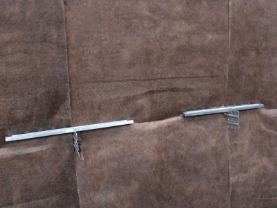 Maintien durable de l'isolant à l'aide de dents fixées sur chaque équerre.JPG