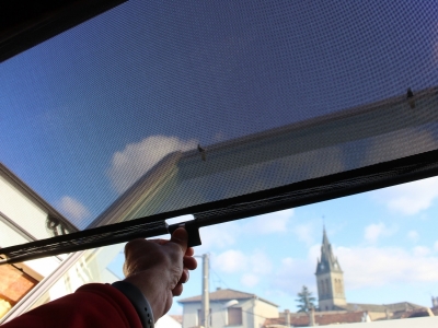Manipulation du store manuel VELUX de l'intérieur par retournement de l'ouvrant pour fenêtre de toit accessible.JPG