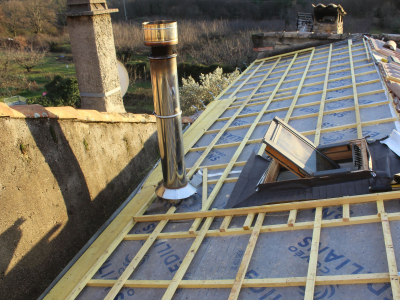 Membrane de sous toiture HPV EDILIANS AERO TOP 30 et collerette d'étanchéité Velux en attente de raccordement, Chagnol Vincent Couvreur et VELUX Installateur Conseil EXPERT à Aubenas.JPG