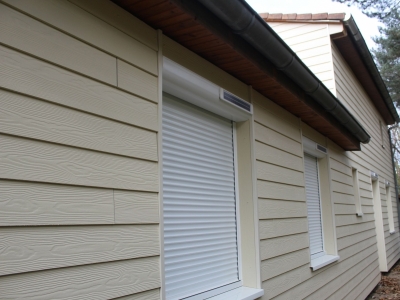 Mensuiseries posées au nu extérieur, isolation thermique des façades par l'extérieur avec un bardage finition relief, La Souche en Ardèche.JPG
