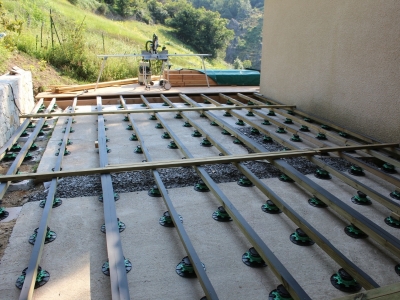 Mise en oeuvre de plots polymères réglables sur dalle béton existante.JPG