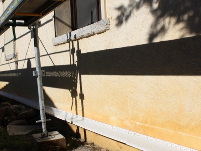 Mise en place d'un profilé de départ après repérage et traçage pour une isolation sous dalle.JPG
