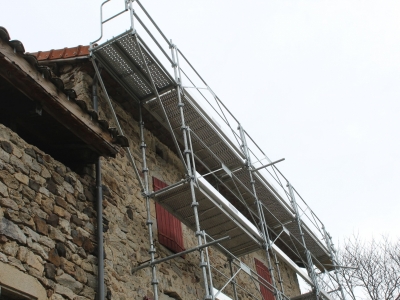 Mise en place des protections collectives, travaux de charpente et couverture à Genestelle.JPG