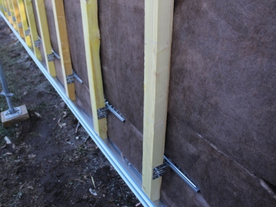 Mise en place du profil de départ et grille anti rongeur en pied de façade ventilée.JPG