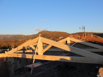 Montage de la seconde ferme en bois lamellé collé.JPG