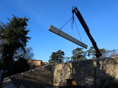 Montage des pièces de structure de charpente, arbalétrier en bois lamellé collé en cours de levage.JPG
