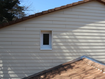 Mur pignon après traitement de l'étanchéité à la jonction mur toiture, réalisée en zinc sur mesure, SARL CHAGNOL VINCENT charpentier QUALIBAT RGE pour l'isolation des murs sous bardage à Aubenas.JPG