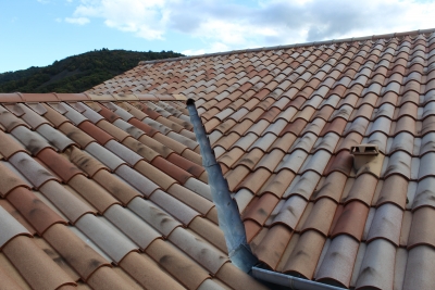 Noue en zinc après travaux, rénovation complète de la couverture avec des closoirs cassons de faîtage