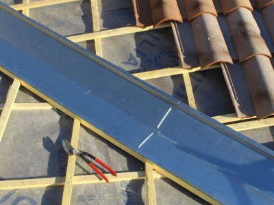 Noue en zinc VMZINC en cours de réalisation, Chagnol Vincent Couvreur zingueur pour la rénovation des toitures à Aubenas Ardèche.JPG