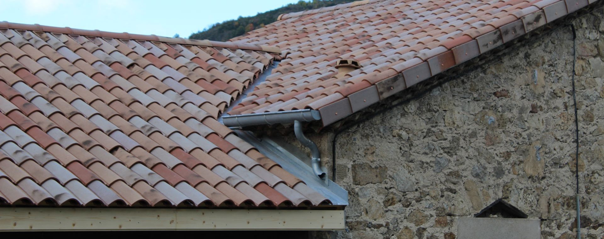 Noue encaissée en zinc, couloir zinc, couverture et zinguerie, toiture Antraigues