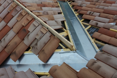 Noue encaissée en zinc sur support bois en cours de réalisation
