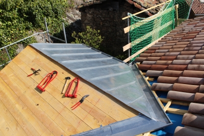 Noue encaissée et couverture métallique en zinc à joint debout en cours de réalisation pour une étanchéité maximale, couverture zinguerie toiture