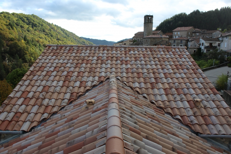 Noue et couloir zinc après réalisation, une rénovation complète de la charpente couverture et zinguerie toiture à Antraigues Ardèche