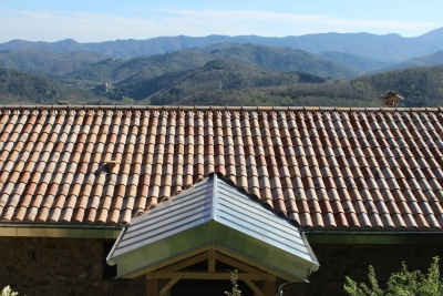 Noues, couverture à joint debout et bandeaux réalisés sur mesure en zinc VMZINC, couvreur zingueur, toiture à Chirols Ardèche