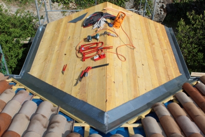 Noues en zinc sur support bois en cours de réalisation, couverture zinguerie toiture, Chirols canton de Thueyts Ardèche