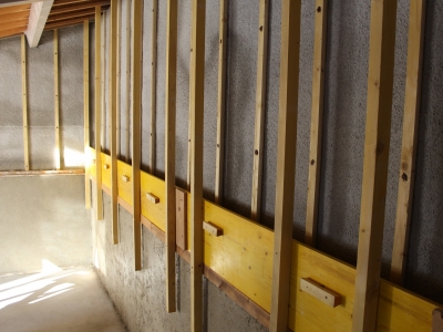 Ossature secondaire solidaire du mur et panneaux de coffrage pour doublage isolant moyen à épais réalisé en Béton de Chanvre, remplissage entre mur et banches