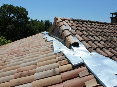 Ouvrage complexe de zinguerie en rénovation, gestion de l'étanchéité en mitoyenneté de toiture et mur anciens