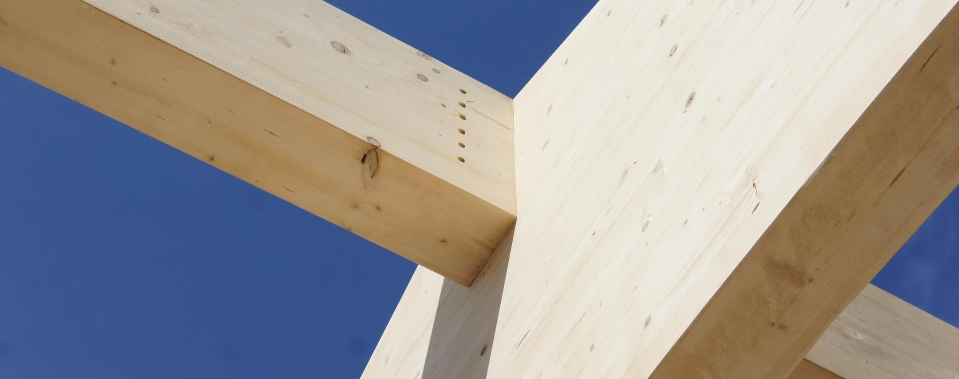 Panne faîtière et ferme en bois épicéa lamellé collé, rénovation de charpente couverture toiture Aubenas sud Ardèche