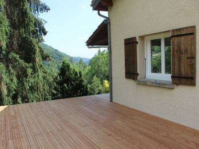 Platelage bois permettant de contourner la maison.JPG