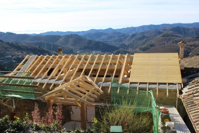Pose d'un voligeage brut en sapin épicéa traité classe 2 sur chevrons, travaux de charpente et couverture, toiture Veyrières