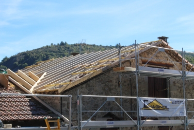 Pose de chevrons porteurs et entretoises en bois massif KVH, noue en préparation, rénovation de charpente et couverture à Antraigues