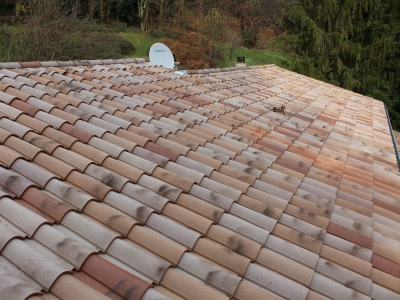 Pose de la couverture discontinue sur liteaux en tuiles à emboîtement grand moule fortement galbé Omega 10 Ste Foy Vieux toit EDILIANS.JPG