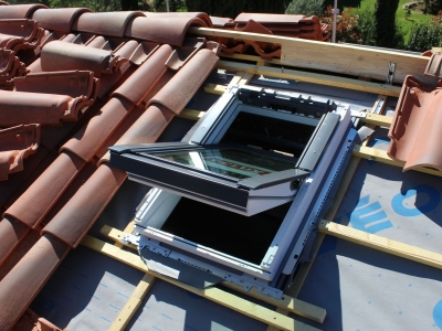 Pose de la fenêtre de toit Velux Tout Confort à rotation manuelle 55x98cm.JPG