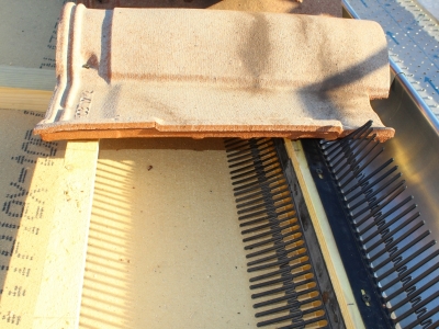 Pose de peigne d'égout ventilé contre l'intrusion de petits animaux sous la toiture, ventilation de la couverture en partie basse, rénovation toiture.JPG