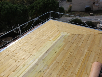 Pose de volige support de couverture métallique en zinc à joints debouts, charpente couverture toiture Lavilledieu Bassin d'Aubenas Ardèche.JPG