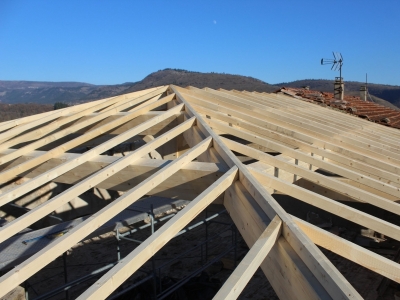 Pose des chevrons épicéa bois massif abouté, travaux de charpente à Saint Privat.JPG