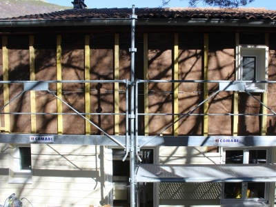 Pose des clins Cédral Lap au niveau 0, façade sud, SARL CHAGNOL VINCENT charpentier à Aubenas ECO Artisan QUALIBAT RGE pour l'isolation des murs sous bardage rapporté.JPG