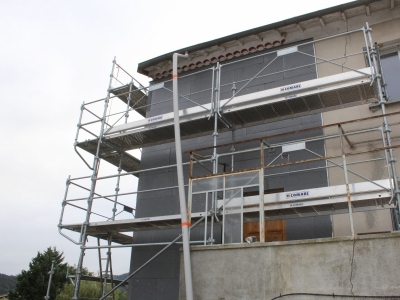 Pose des panneaux isolants à joints décalés et en harpage dans les angles.JPG