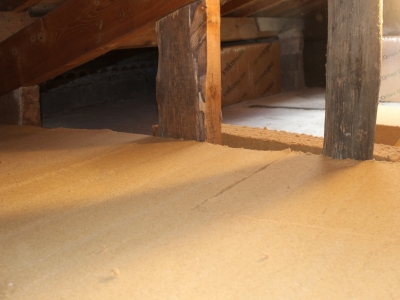 Pose en deux couches de panneaux isolants en laine de bois, isolation toiture sur plancher de comble, emploi de matériaux isolants biosourcés.JPG