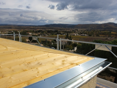 Pose en périphérie d'une bande d'égout ventilé en zinc profil goutte d'eau, couverture zinc joint debout en préparation, CHAGNOL Vincent couvreur zingueur à Aubenas.JPG