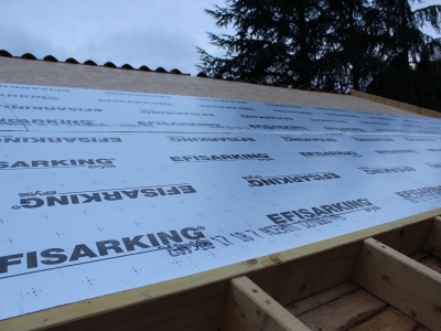 Pose en un lit des panneaux EFISARKING titulaires d'un certificat ACERMI et rainés bouvetés sur les 4 côtés et revêtus d'un parement étanche réfléchissant.JPG