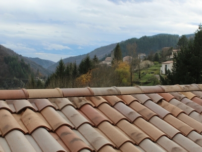 Pose ventilée et à sec de faîtage pour une finition durable et esthétique entièrement réalisée en terre cuite avec des tuiles sous faîtières, Antraigues sur Volane.JPG