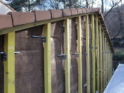 Positionnement et fixation de l'ossature verticale en bois de charpente classe d'emploi 2, SARL CHAGNOL VINCENT charpentier à Aubenas ECO Artisan QUALIBAT RGE pour l'isolation des murs sous bardage rapporté.JPG