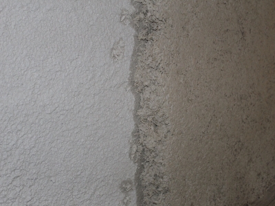Première couche d'un mortier de chanvre de 4 cm d'épaisseur appliquée sur le gobetis.JPG