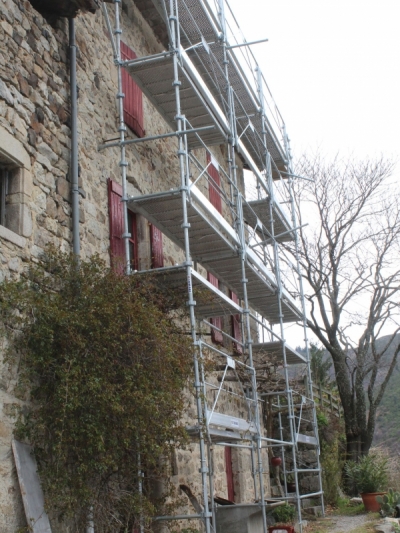 Préparation du chantier avec mise en place d'un échafaudage pour sécuriser les travaux en hauteur.JPG