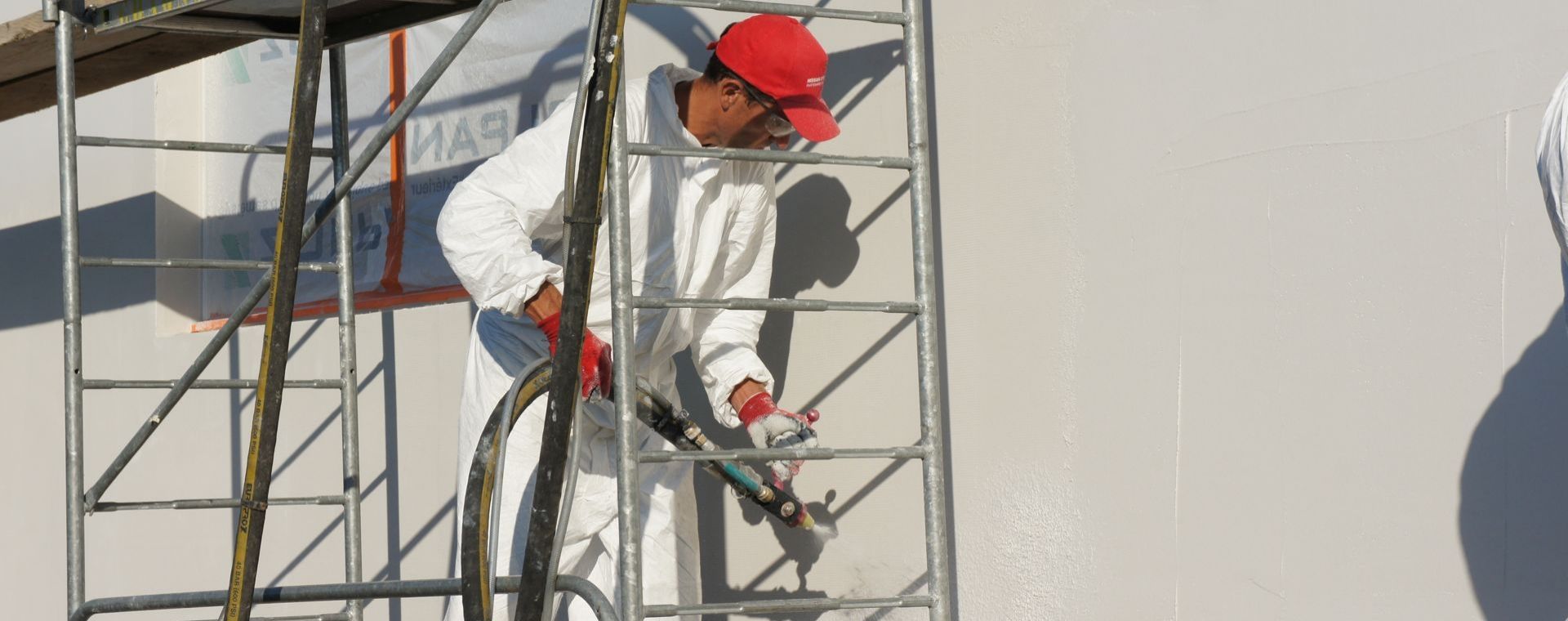 Procédé d'isolation thermique extérieure des murs par enduit sur polystyrène expansé en rénovation