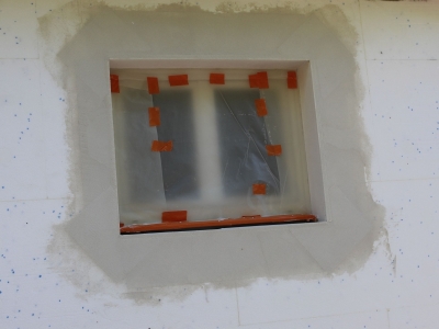 Protection des menuiseries et réalisation des mouchoirs pour éviter la fissuration aux angles, Chagnol Vincent ECO artisan RGE pour l'isolation thermique extérieure des murs à Aubenas Sud Ardèche.JPG