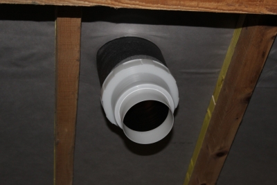 Raccord multi diamètres en attente dans le comble, permet à l'aide d'un collier de serrage de fixer des gaines pour VMC autoréglable, hygro réglable et double flux.JPG