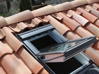 Raccords sur tuiles pour une étanchéité garantie et une installation sécurisée, Chagnol Vincent couvreur et installateur conseil pour la marque VELUX à Aubenas.JPG