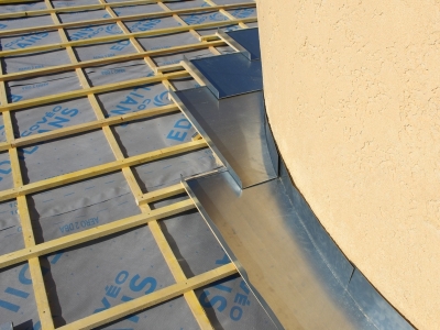 Réalisation d'un couloir zinc cintré sur mesure sur plancher bois.JPG