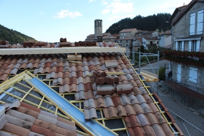 Recouvrement en tuiles à emboîtement grand moule fortement galbée Imerys Omega 10 Ste Foy vieux toit, noue en zinc naturel en cours de réalisation, rénovation de toiture