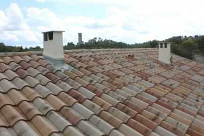 Rénovation de toiture à Chassiers, avec faîtage ventilé, sous faîtières, chatières, tuiles de ventilation, tuile à douille et raccordement VMC, Chagnol Vincent couvreur à Aubenas.JPG